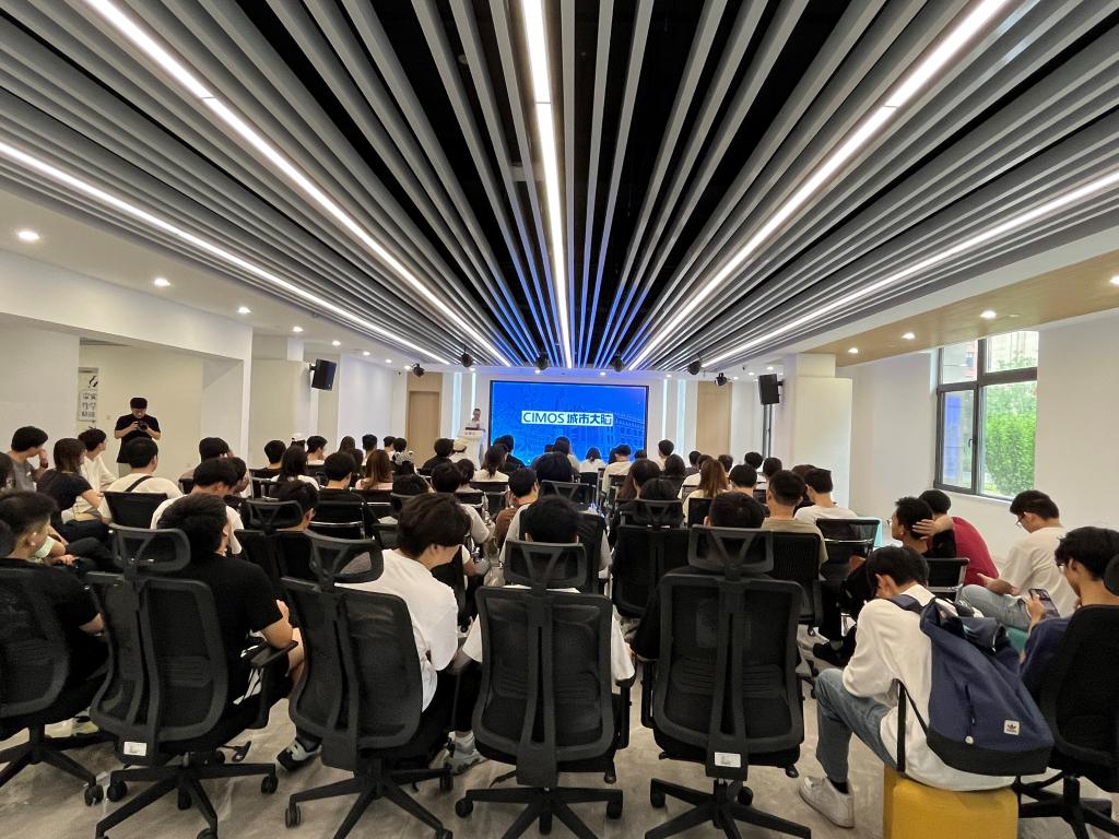探索5G智慧港口 感受科技创新力量 ——数学系23级本科生《认识实习》教学现场活动纪实